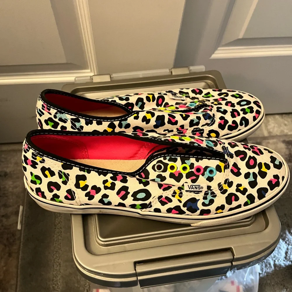 𝓥𝓲𝓷𝓽𝓪𝓰𝓮 𝓿𝓪𝓷𝓼 𝓦𝓸𝓶𝓮𝓷'𝓼 𝓝𝓮𝓸𝓷 𝓛𝓮𝓸𝓹𝓪𝓻𝓭 𝓼𝓵𝓲𝓹-𝓞𝓷 𝓼𝓷𝓮𝓪𝓴𝓮𝓻𝓼 - Picture 2 of 8